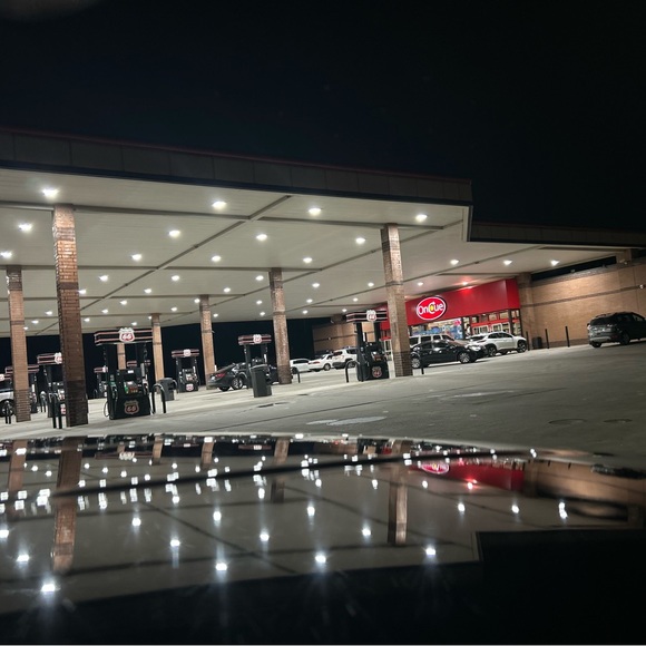 Meet your Posher, Adolfo - Picture 2 of 2